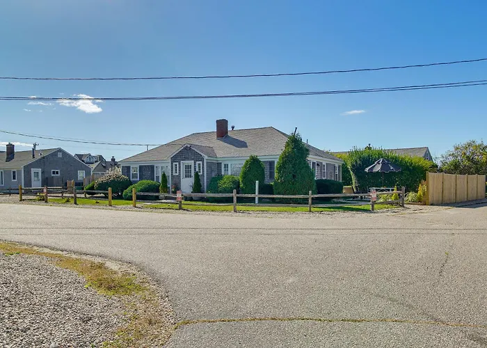 Steps To Eats & Craigville Beach! Cape Cod Cottage