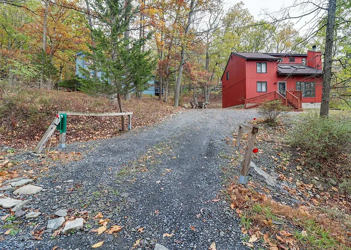 Fire Pit & Gas Grill: Charming Poconos Abode!