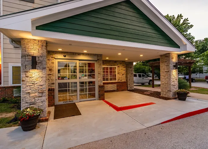 Hometowne Studios & Suites By Red Roof Bentonville