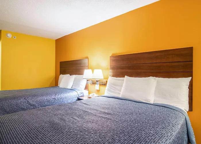 Econo Lodge At Six Flags
