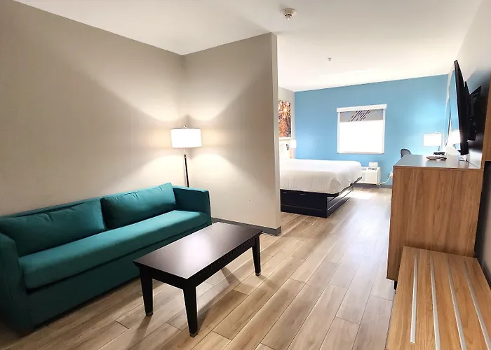 Days Inn & Suites By Wyndham Russellville