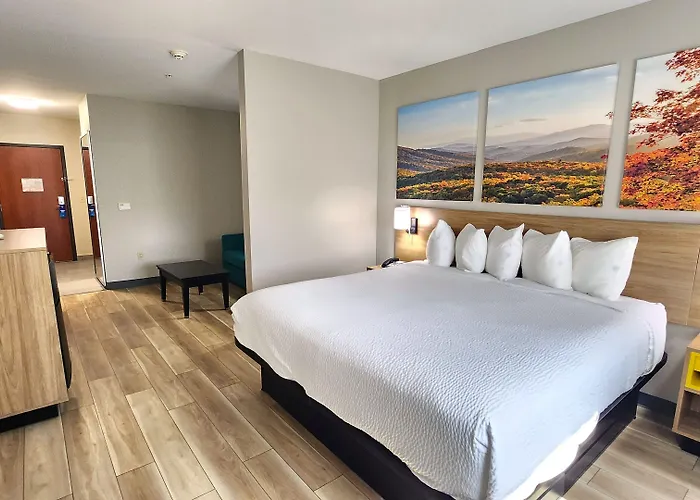 Days Inn & Suites By Wyndham Russellville