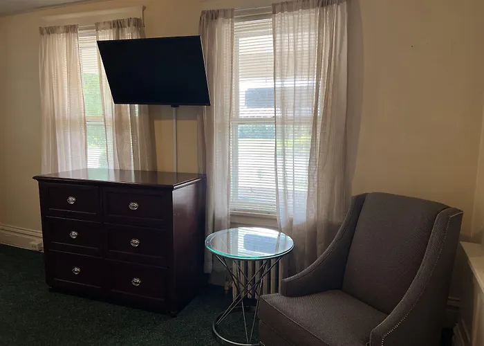 Simmons Motel And Suites