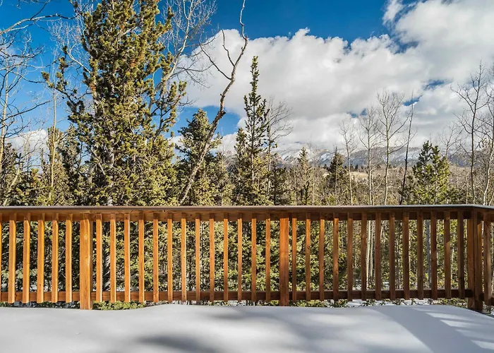 Rustic Outlaw Secluded Escape With Stunning Views