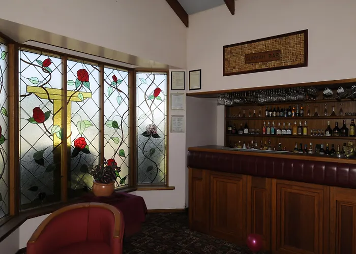Mcnevins Warwick Motel