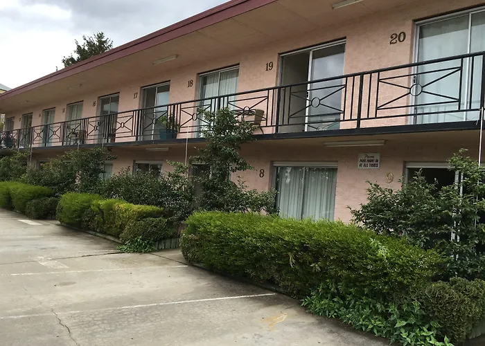 Crest Motor Inn