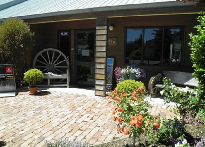 Lakefront Lodge