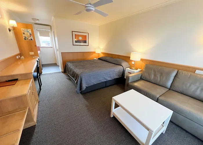 Summerhill Motor Inn (Adults Only)
