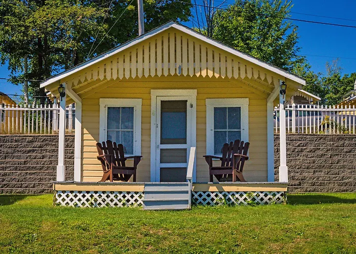 Half Moon Motel & Cottages