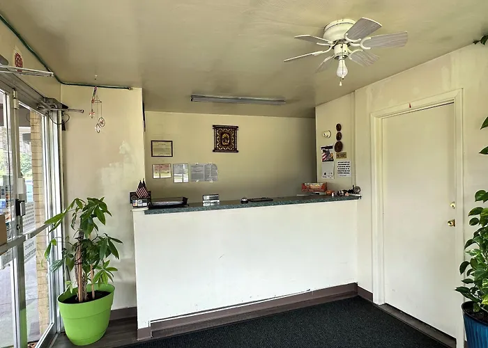 Thruway Holiday Motel