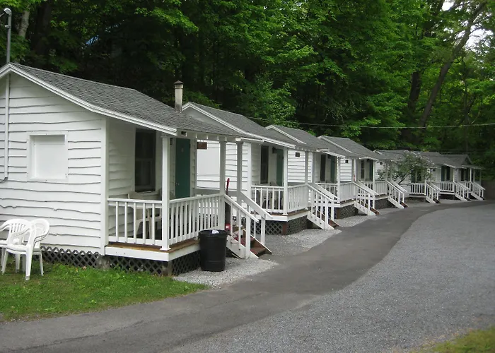 Brookside Motel & Cabins