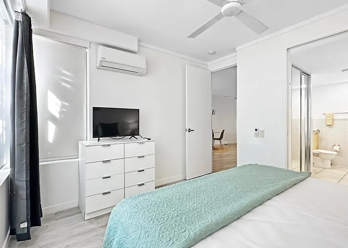 Blue On Blue Large One Bedroom Apartment, Steps From Ferry, Amazing Pool, Wifi