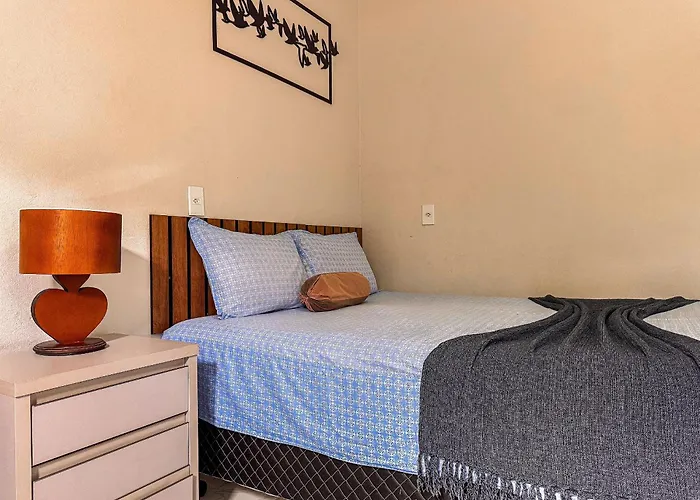 Casa com área gourmet, acomoda até 11 pessoas