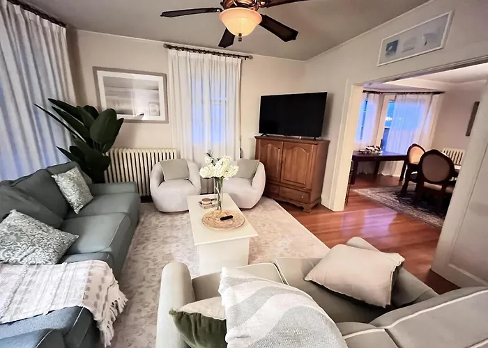 Big New England Family Home; Walk To Beach, Shops