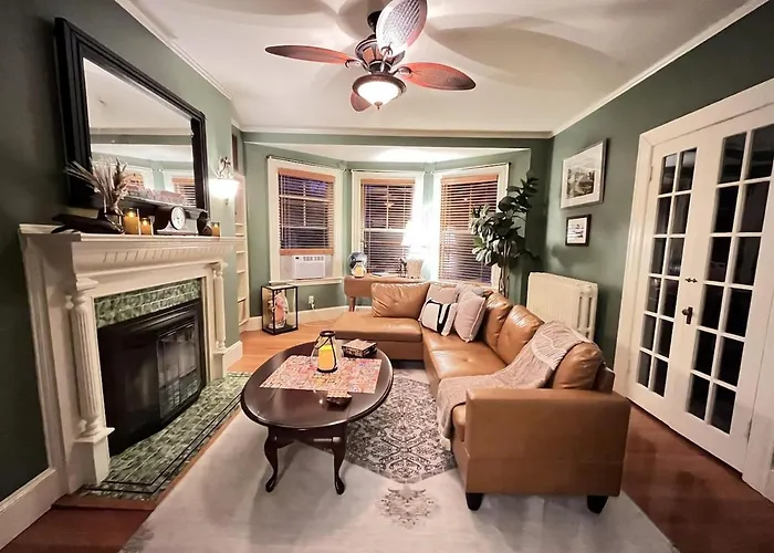 Big New England Family Home; Walk To Beach, Shops