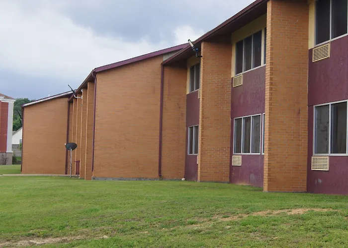 Holiday Lodge & Suites