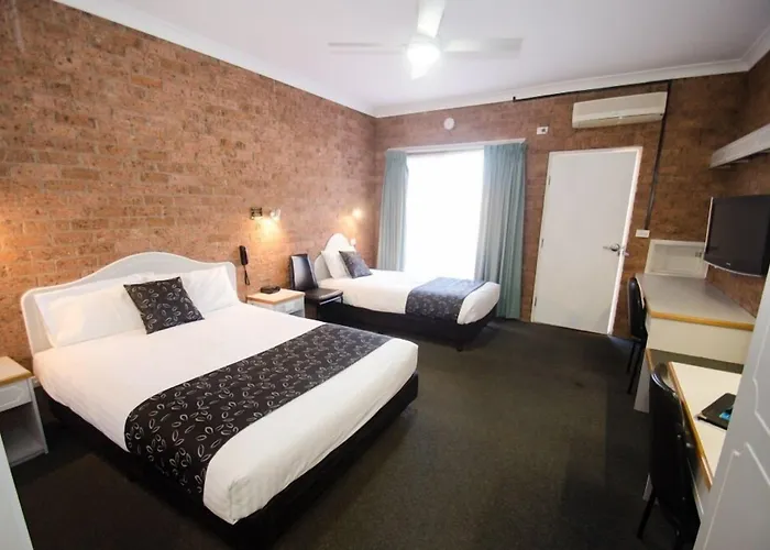 Hamilton Henry Parkes Motor Inn