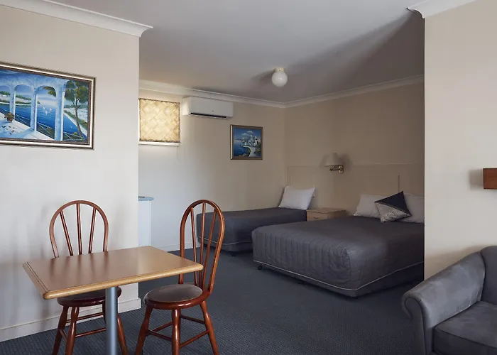 Holiday Lodge Motor Inn