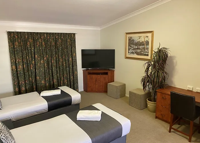 Emerald Explorers Inn