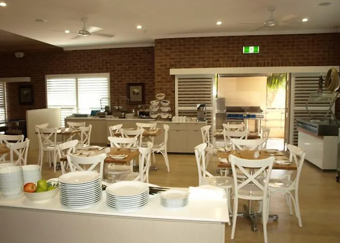 Francis Phillip Motor Inn And The Lodge