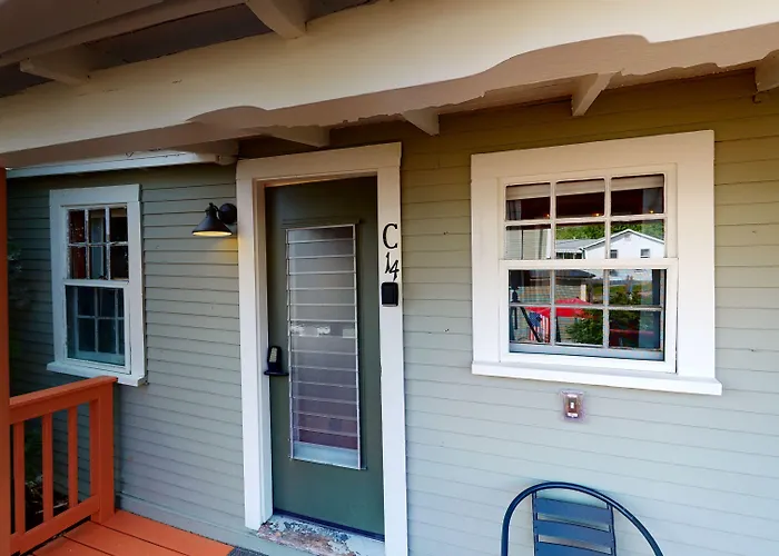 The Lakeview Inn & Cottages