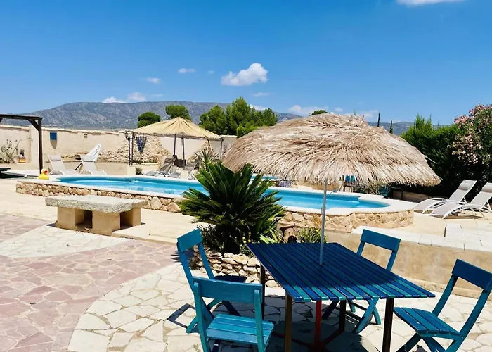 6 Bed House Sleeps 12 - Pool Hot Tub Fireplace