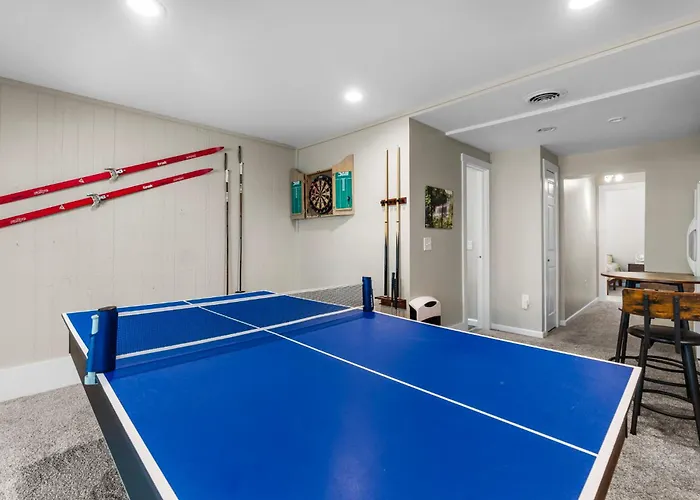 Game Room Cabin Pool & Winter Hot Tub Access