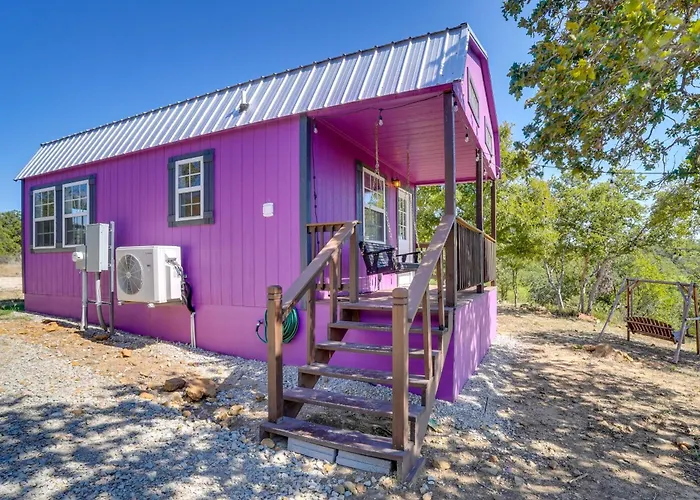 Whimsical Cabin W/ Grill < 4 Mi To Lake Brownwood!