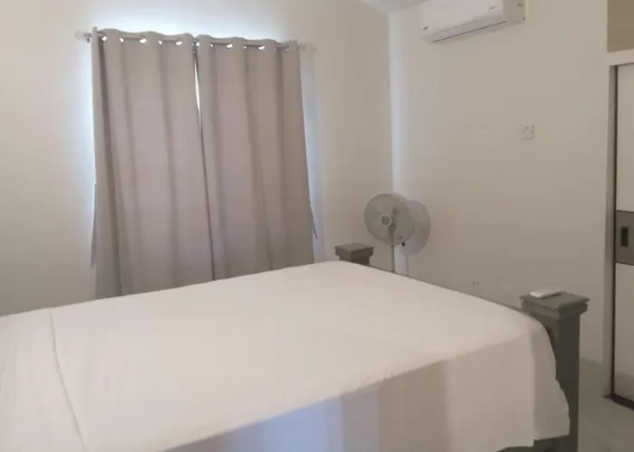 Beach-View 2 Bed Apartment Sleeps 4 - Free Parking