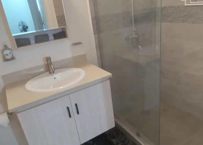 Beach-View 2 Bed Apartment Sleeps 4 - Free Parking