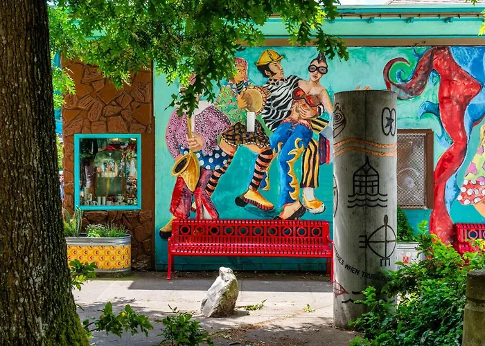 Stay Portland - The Graffiti Alley Tiny House - Food, Art & Beer
