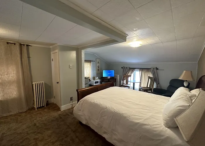 The Colonial Inn & Creamery
