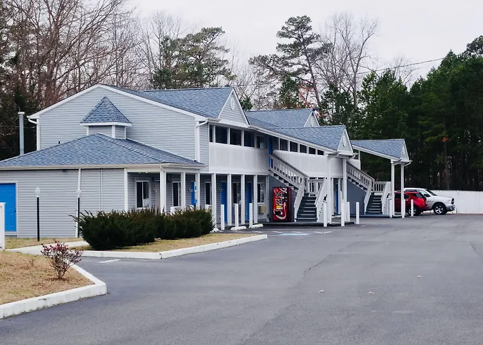 Village Inn & Suites - Smithville