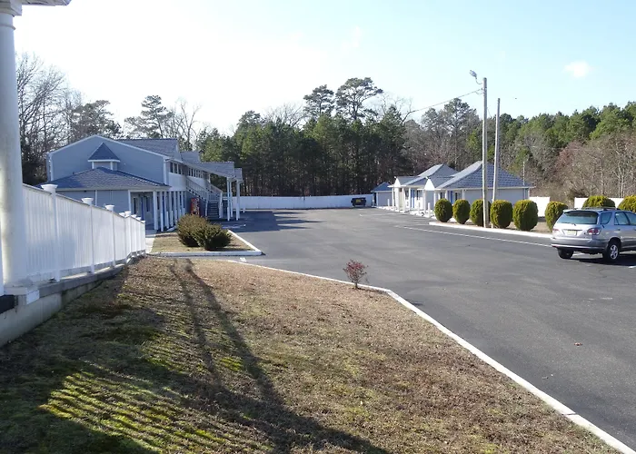 Village Inn & Suites - Smithville