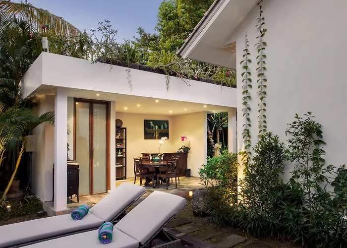 Room & Vespa 3 - Relaxing Stay Center Seminyak