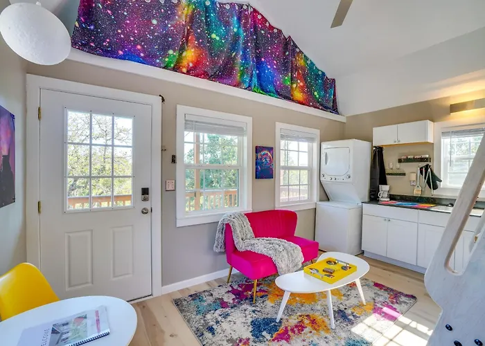 'Galactikitty' - Quirky Cabin Near Lake Brownwood!