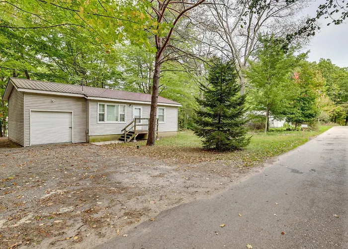 Ludington Cottage W/ Lake Views & Boat Parking