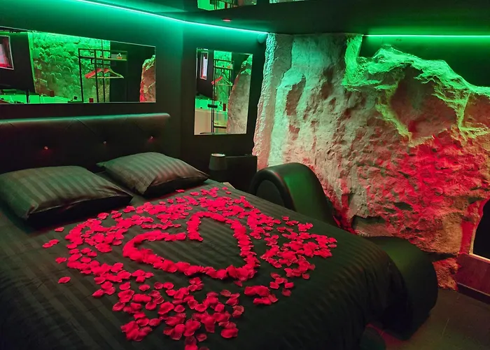 La Cachette Secrete - Maison Romantique Avec Balneo Et Sauna Privatif A Caen En Normandie