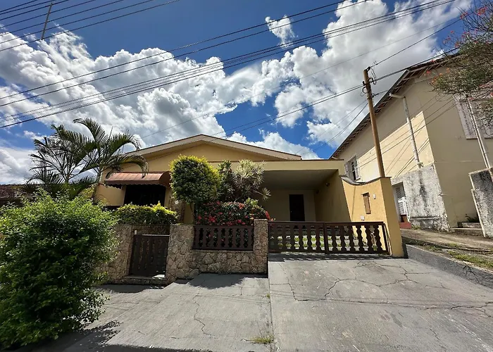 Quarto Elegante - Casa com piscina no Centro