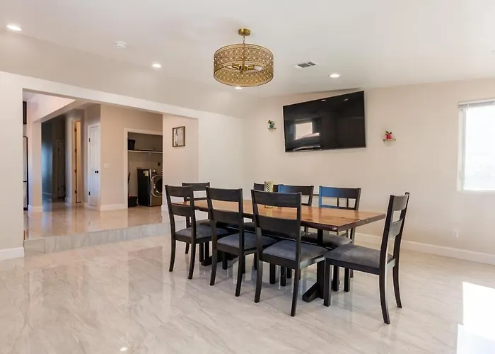 Spacious 5 Bedroom Brand New House Lax