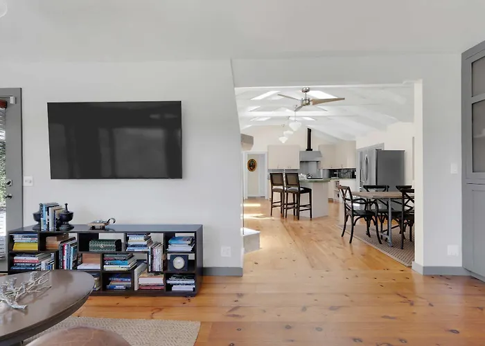 Stylish 3Br Retreat Close To Coast & Wineries