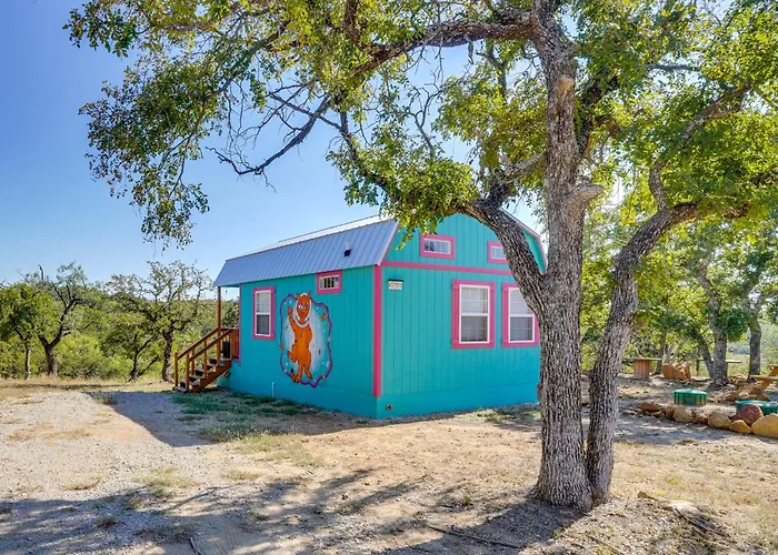 'Galactikitty' - Quirky Cabin Near Lake Brownwood!