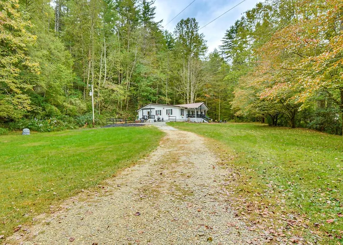 Enchanting Creekside Cottage W/ Hot Tub