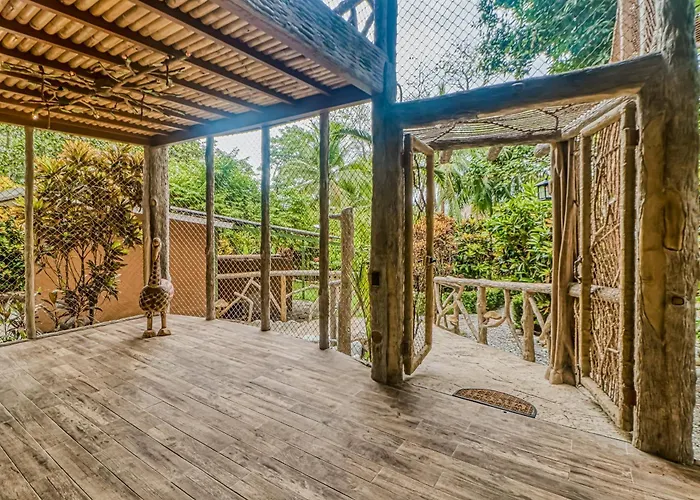 Casa Verde, Casa Aviari, Contiki