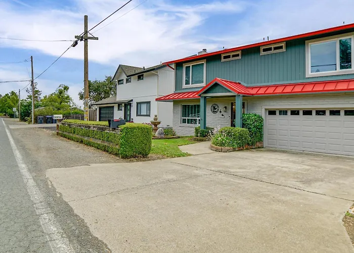 Waterfront Clear Lake Home W/ Game Room & Deck!