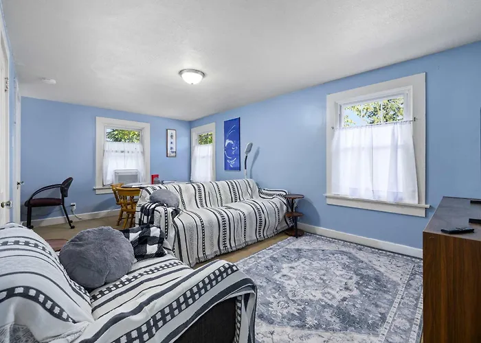 Historic 1 Bdr Across From Lakeside Park