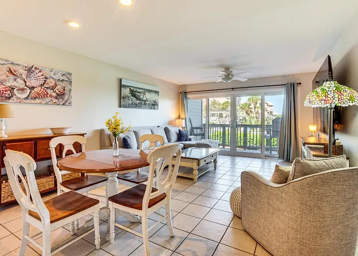 Poolside Fun & Ocean Strolls: Harbor Island Haven!