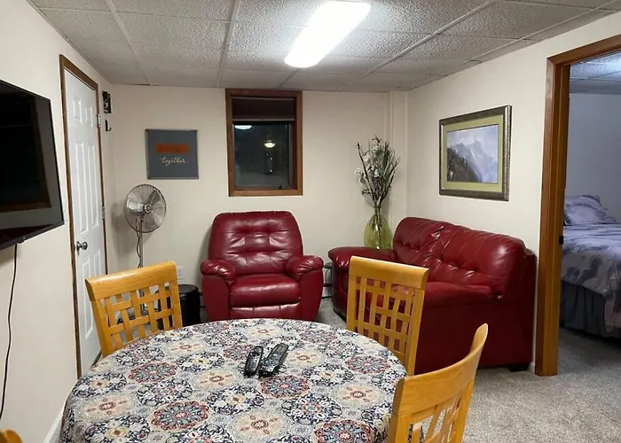 Moose 2 Bedroom Lower, Close To Downtown