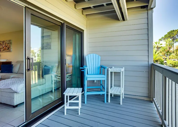 Poolside Fun & Ocean Strolls: Harbor Island Haven!