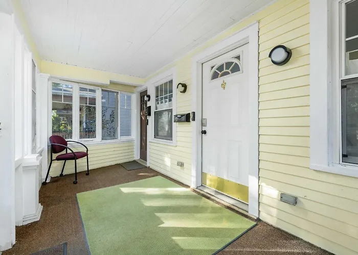 Historic 1 Bdr Across From Lakeside Park